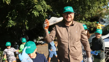 Prezydent Paweł Gulewski podczas "Sprzątania świata" 2024