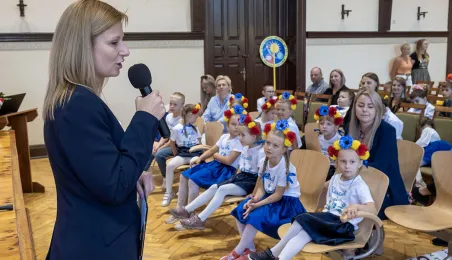 Przedszkolaki i wiceprezydent Dagmara Zielińska