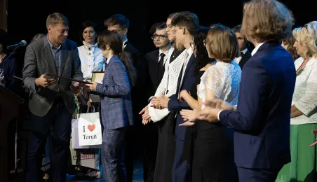 Wiceprezydent Torunia Adam Szponka wręcza wyróżnienia toruńskim laureatom