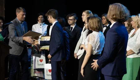 Wiceprezydent Torunia Adam Szponka wręcza wyróżnienia toruńskim laureatom