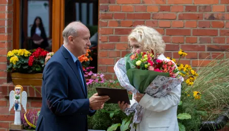 Kwiaty dla dyrektor Moniki Krauze