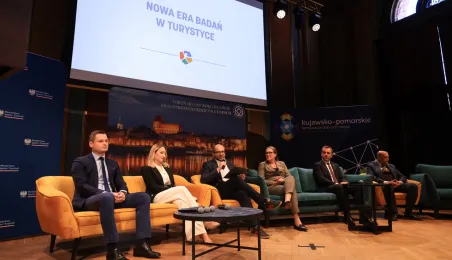 Prelegenci sesji panelowej na scenie