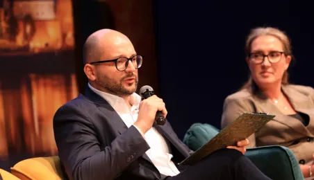 Prelegenci sesji panelowej na scenie