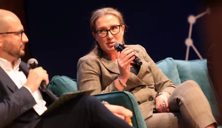 Prelegenci sesji panelowej na scenie