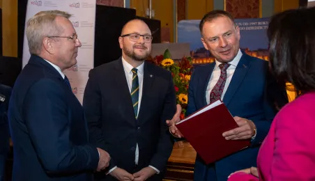 Prezydent Torunia Paweł Gulewski, minister Pior Borys i wicewojewoda Piotr Hemmerling podczas sesji panelowej