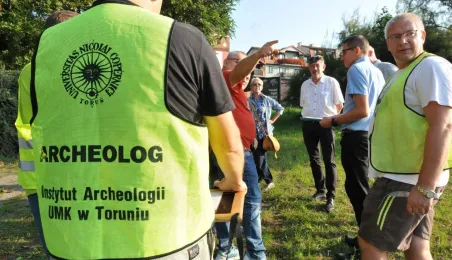 Przekazanie terenu archeologom z UMK