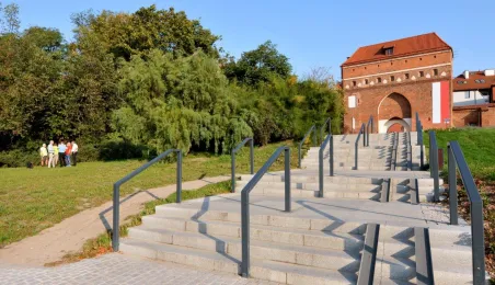 Widok na schody przy Bramie Klasztornej