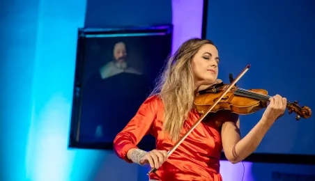 Skrzypaczka grająca podczas Gali Turystycznej