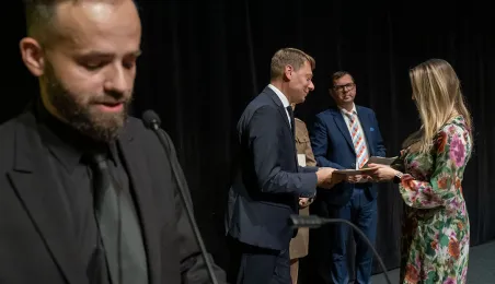 Przemysław Kempiński, w tle wreczenie nagród podczas muzycznej gali