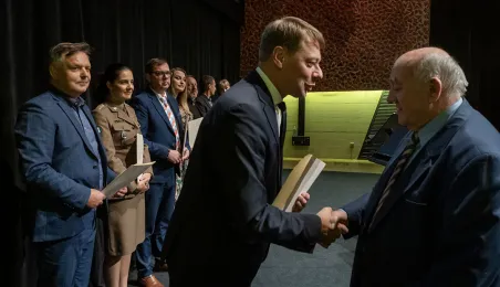 Nagrodę z rąk wiceprezydenta Torunia odbiera Roman Grucza