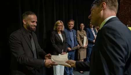 Nagrodę z rąk wiceprezydenta Torunia odbiera Przemysław Kempiński