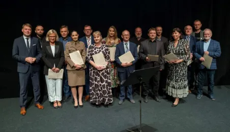 Wspólne zdjęcie nagrodzonych z wiceprezydentem