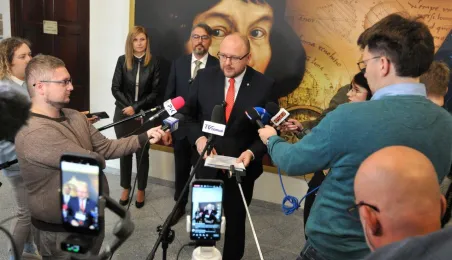 Prezydent Torunia Paweł Gulewski na briefingu