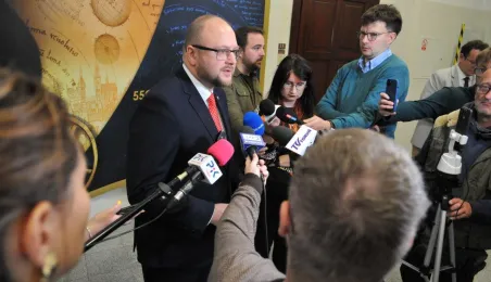 Prezydent Torunia Paweł Gulewski na briefingu