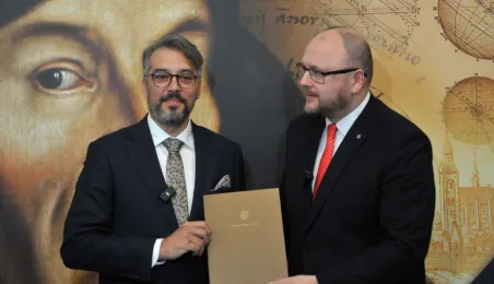 Prezydent Torunia wręcza nominację dyrektorowi SSM Janowi Gesskowi