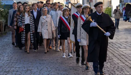 Inauguracja Roku Akademickiego 2024/2025 na UMK - złożenie kwiatów