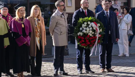 Inauguracja Roku Akademickiego 2024/2025 na UMK - złożenie kwiatów