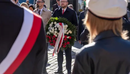 Inauguracja Roku Akademickiego 2024/2025 na UMK - złożenie kwiatów