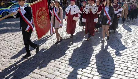 Inauguracja Roku Akademickiego 2024/2025 na UMK - złożenie kwiatów