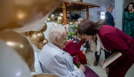 Życzenia składa szefowa USC w Toruniu Iwona Krzywdzińska