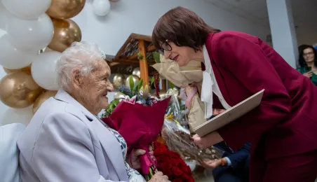 Życzenia składa szefowa USC w Toruniu Iwona Krzywdzińska