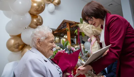 Życzenia składa szefowa USC w Toruniu Iwona Krzywdzińska