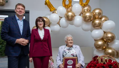 Zdjęcie jubilatki z wiceprezydentem Adamem Szponką i kierowniczką USC