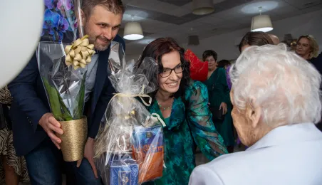 Jubilatka i goście urodzinowej uroczystości