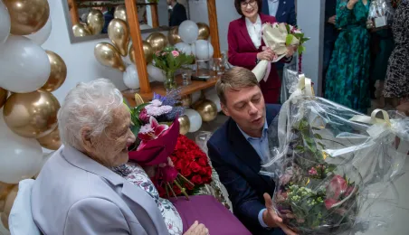 Wiceprezydent Torunia Adam Szponka składa życzenia jubilatce