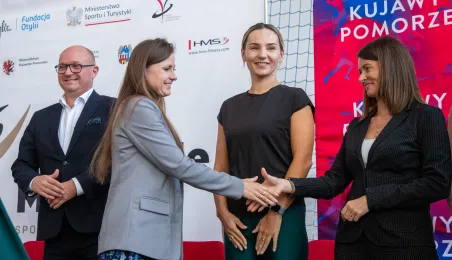 Andżelika Dzięgiel-Poślada wita się z Weroniką Nowakowską 