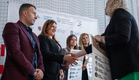 Plakaty z autografami mistrzyń dla honorowych gości