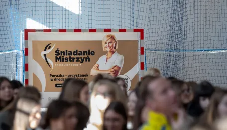 Widownia na tle baneru promującego spotkania z mistrzyniami 