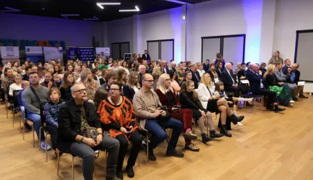 Publiczność wernisażu wystawy pokonkursowej