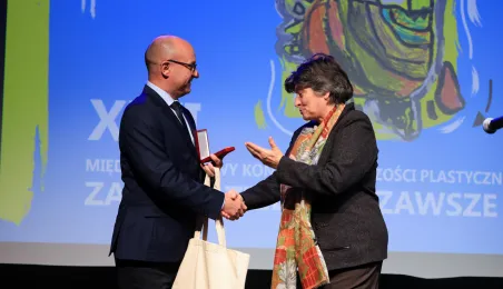 Marek Wojtkowski wręcza Nagrodę Marszałka Województwa