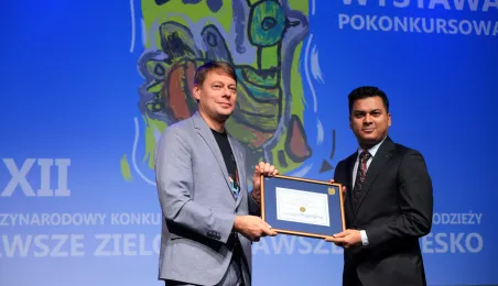 Nagrodę wręcza zastępca prezydenta Torunia Adam Szponka