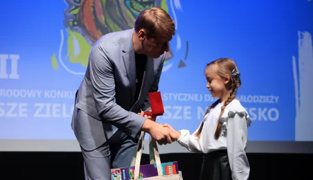 Nagrodę wręcza zastępca prezydenta Torunia Adam Szponka