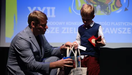 Nagrodę wręcza zastępca prezydenta Torunia Adam Szponka