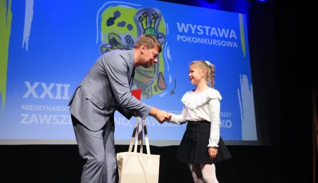 Nagrodę wręcza zastępca prezydenta Torunia Adam Szponka