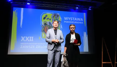 Nagrodę wręcza zastępca prezydenta Torunia Adam Szponka