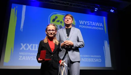 Nagrodę wręcza zastępca prezydenta Torunia Adam Szponka