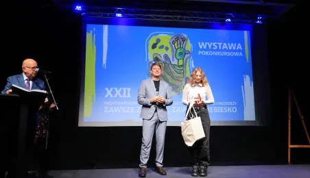 Nagrodę wręcza zastępca prezydenta Torunia Adam Szponka