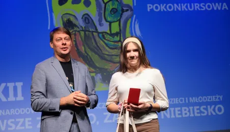 Nagrodę wręcza zastępca prezydenta Torunia Adam Szponka