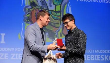 Nagrodę wręcza zastępca prezydenta Torunia Adam Szponka