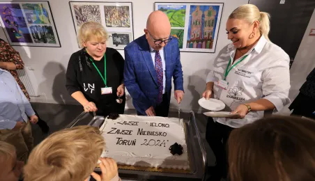 Tort z okazji wernisażu i 60-lecia Galerii i Ośrodka Plastycznej Twórczości Dziecka w Toruniu