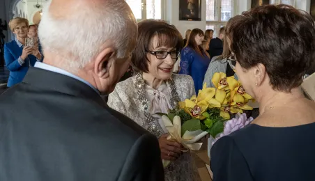 Szefowa USC Iwona Krzywdzińska składa gratulacje jubilatom