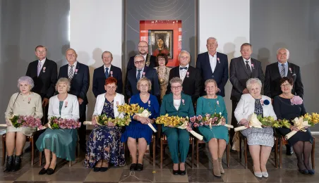 Wspólne pamiątkowe zdjęcie jubilatów  z prezydentem Torunia