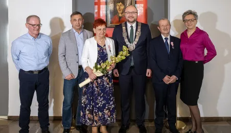 Wspólne pamiątkowe zdjęcie jubilatów  z prezydentem Torunia