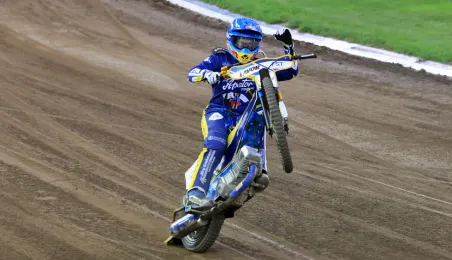 Żużlowiec na torze