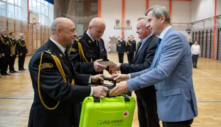 Dyrektor Wydziału Ochrony Ludności Marcin Lutowski przekazuje strażakom nowy sprzęt
