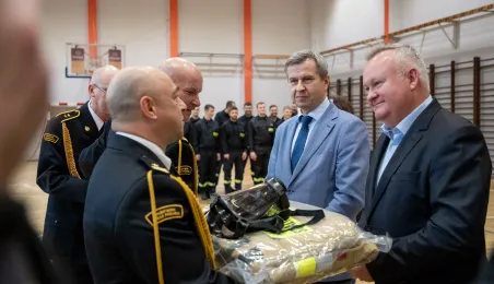 Wicestarosta Tomasz Zakrzewski i dyrektor Wydziału Ochrony Ludności UMT Marcin Lutowski przekazują strażakom nowy sprzęt